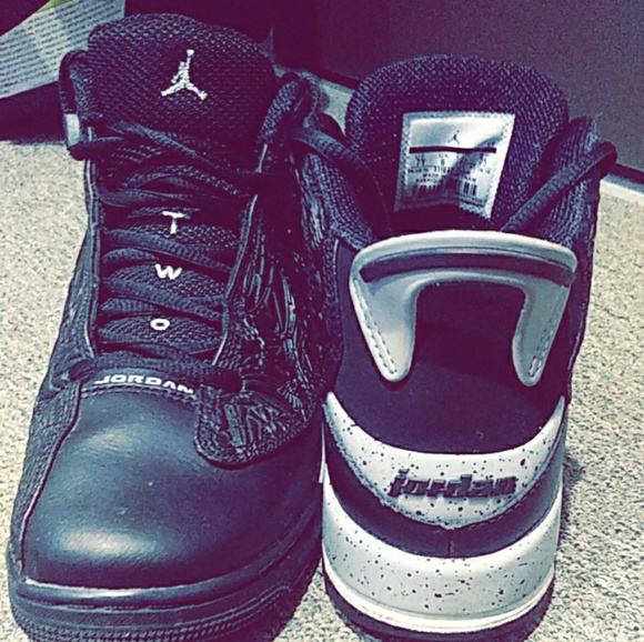 black jordan twos